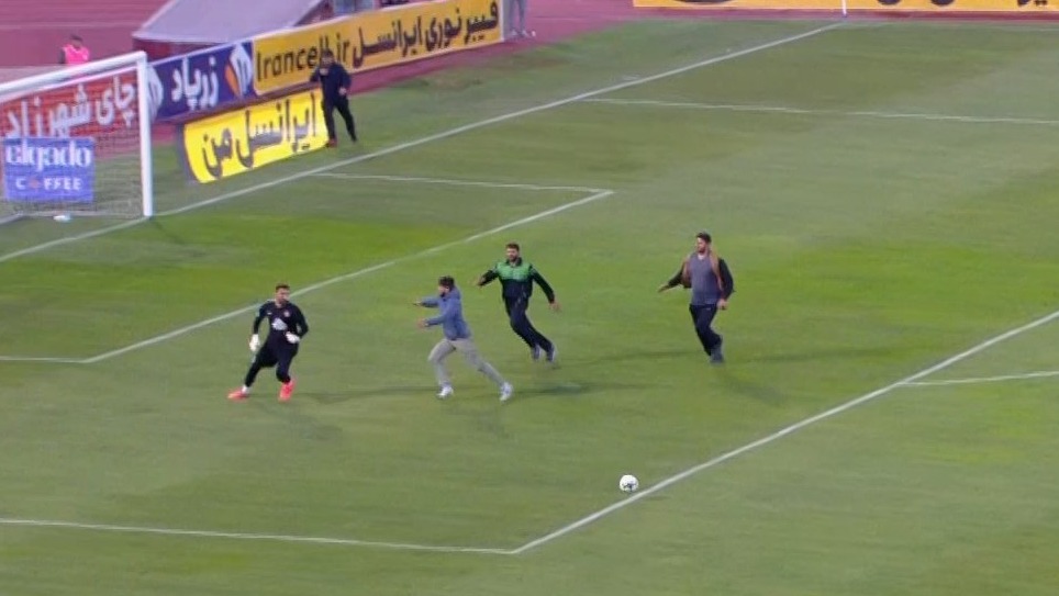 حضور عجیب جیمی جامپ در زمین و توقف بازی تراکتور و ملوان