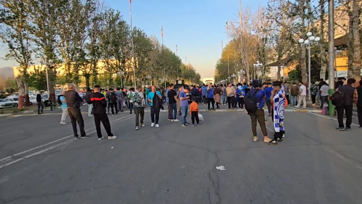 هواداران استقلال که بعد از شروع مسابقه مجبور به خرید بلیت شدند!