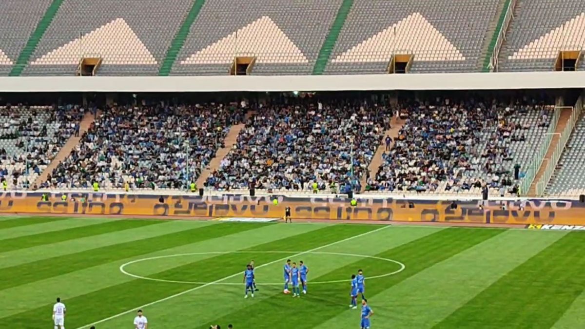 شعار هواداران عصبانی استقلال علیه بازیکنان این تیم