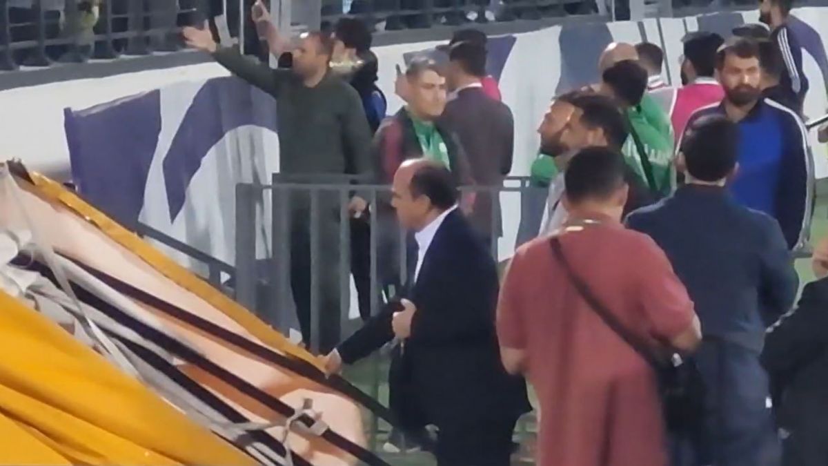 اعتراض هواداران استقلال به ایمان عالمی در پایان بازی با هوادار