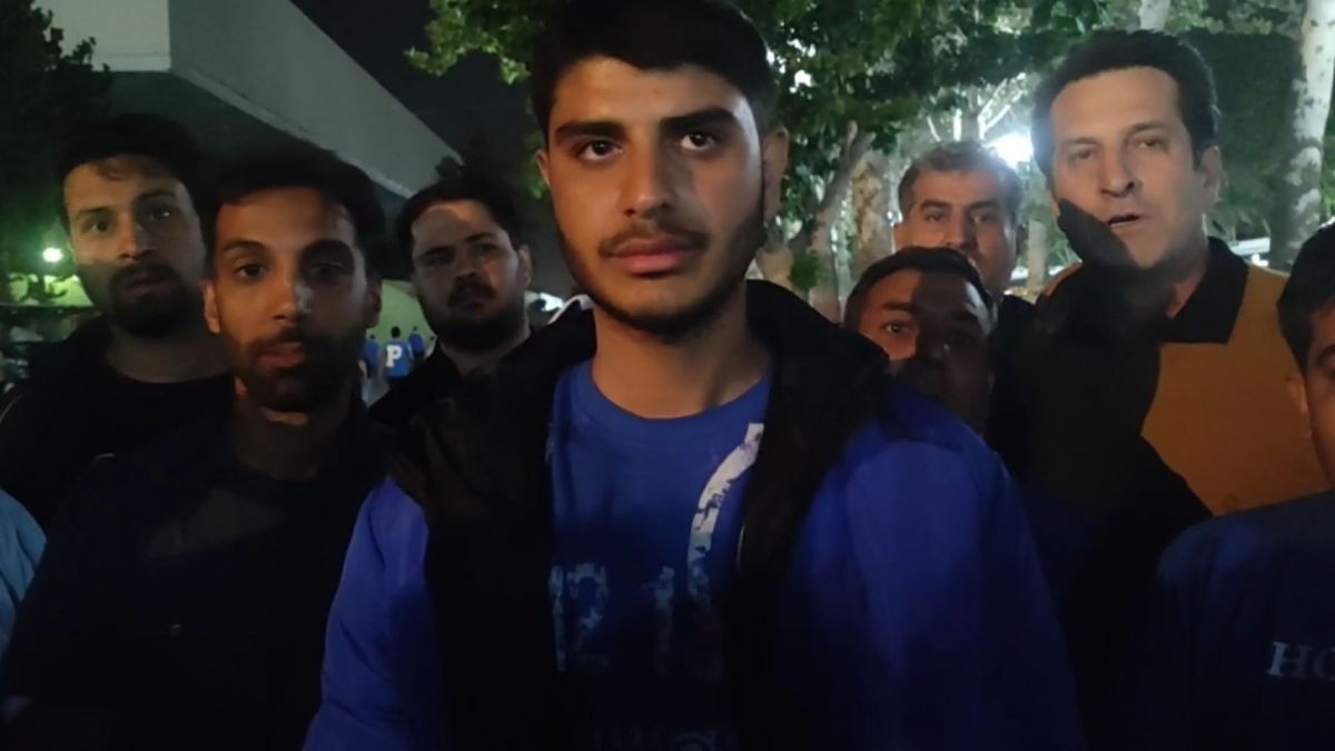 هوادار عصبانی استقلال: آقای رضاوند، برو دیگه!