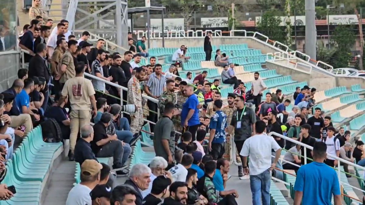 شعار هواداران نیرو زمینی و واکنش هواداران بعثت کرمانشاه