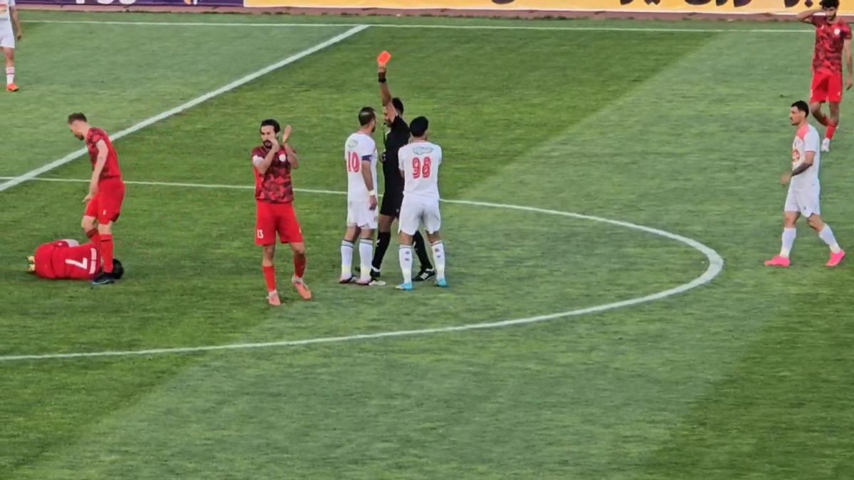 اخراج بازیکن بعثت کرمانشاه مقابل نیروی زمینی