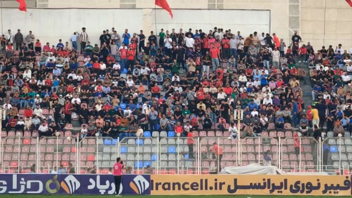 شعار علیه بازیکنان نساجی توسط هواداران معترض