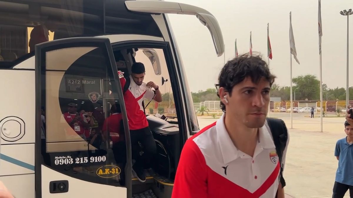 ورود تیم فولاد به ورزشگاه برای تقابل با تراکتور