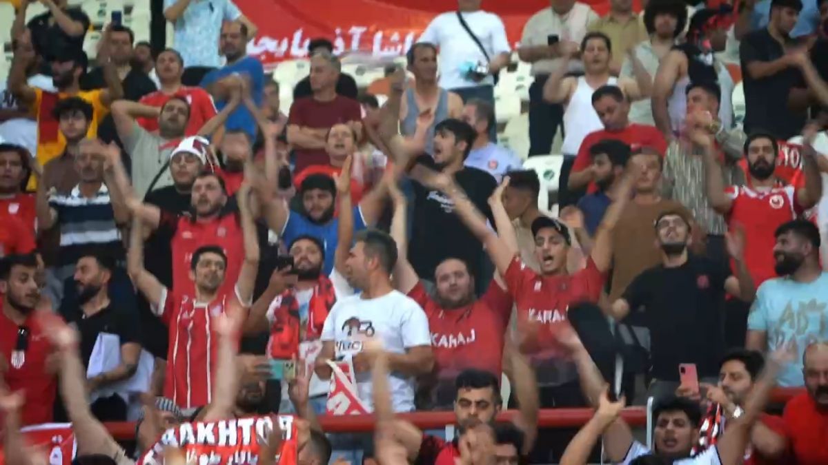 تشویق هواداران تراکتور در ورزشگاه فولاد آرنا