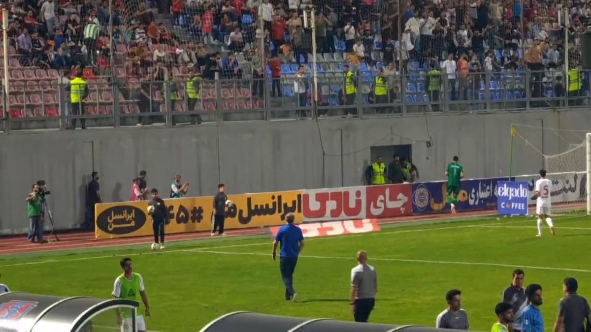 اعتراض هواداران نساجی به بازیکنان این تیم و تشویق لوآن پولی