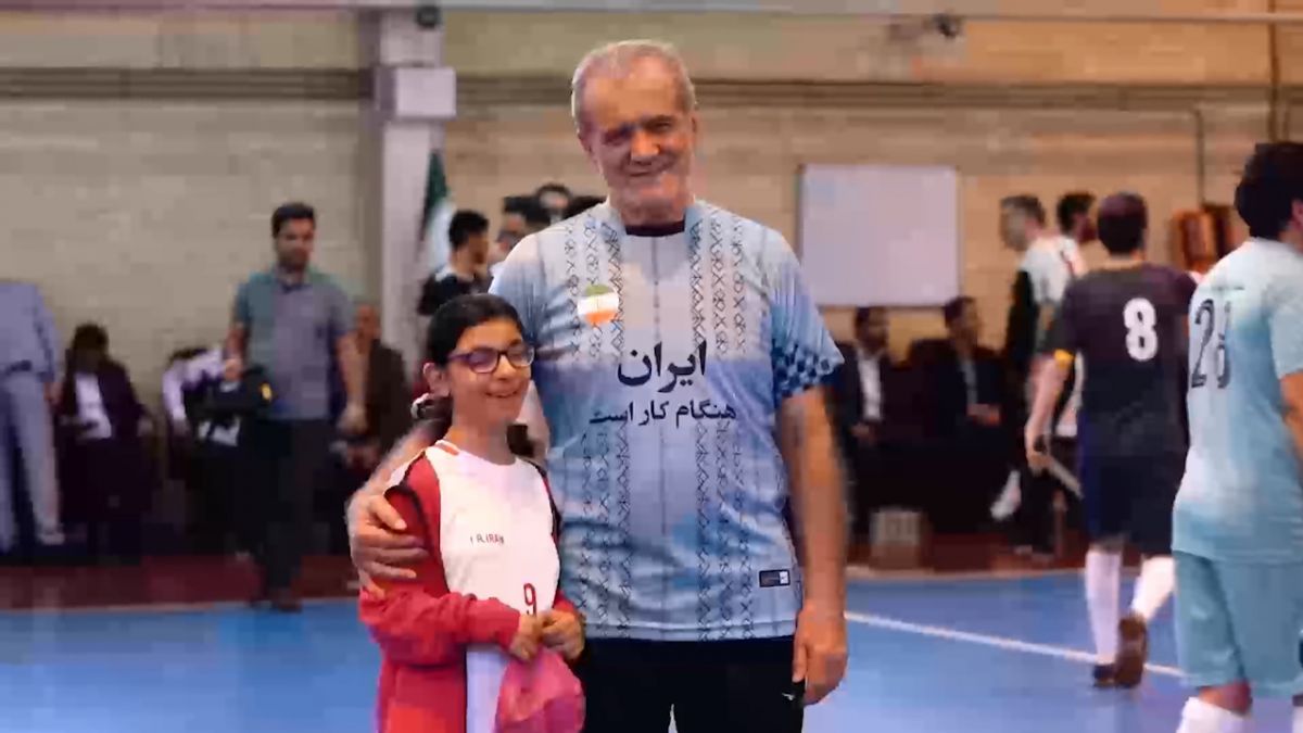 دکتر پزشکیان با پیراهن شماره ۱۴ خود پا به توپ شد