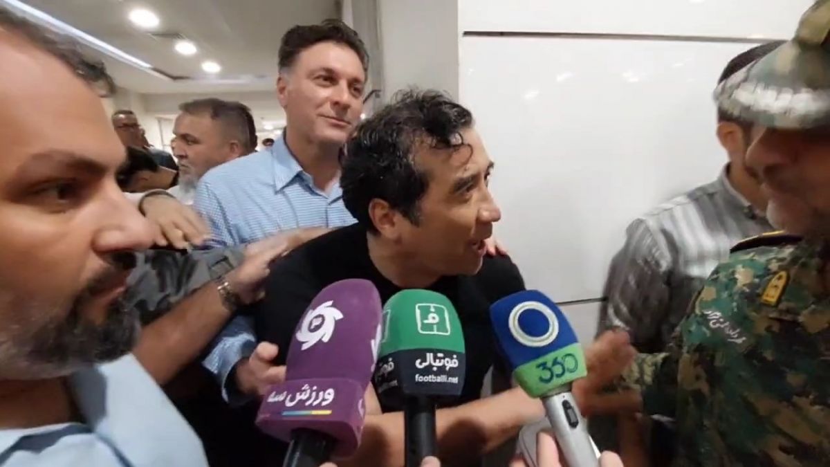 عصبانیت شدید خداداد عزیزی سرپرست تیم تراکتور در پایان بازی با فولاد