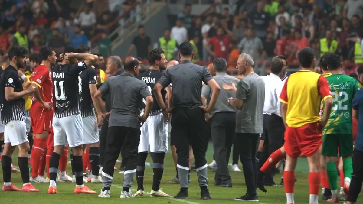 بخش هایی از توقف طولانی بازی فولاد و تراکتور