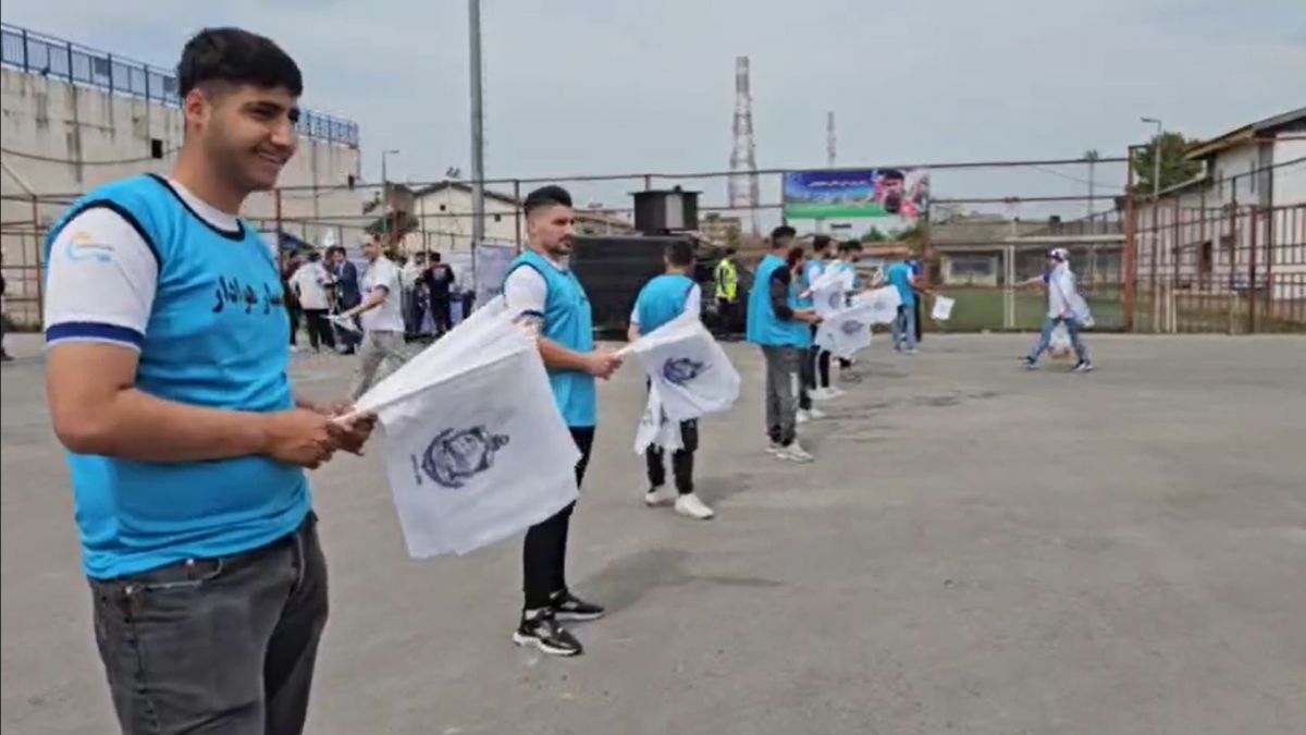 اهدای پرچم هوادار توسط همیاران باشگاه ملوان پیش از بازی با سپاهان