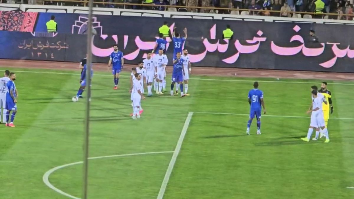 لحظه درگیری بازیکنان پیکان و استقلال از زاویه دوربین فوتبالی