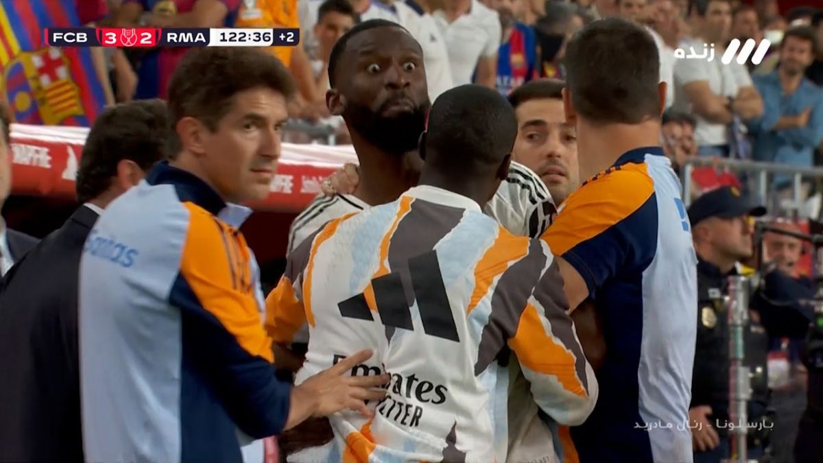 عصبانیت شدید و حمله رودیگر به داور مسابقه و اخراج از کنار زمین