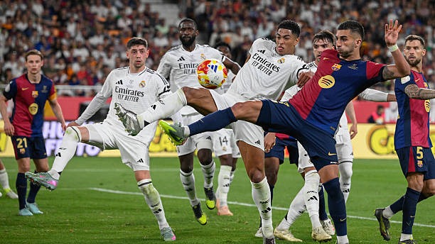 برخورد توپ به تیر دروازه رئال مادرید