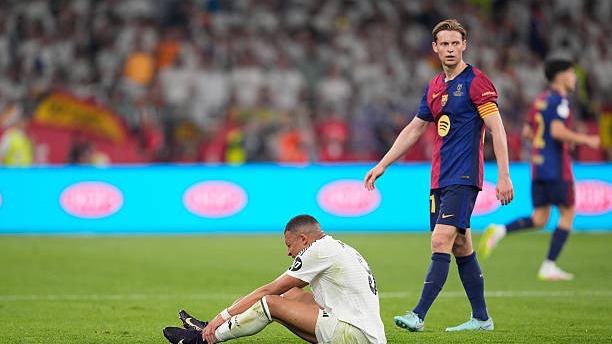 حرکت تماشایی امباپه و خطا دی یونگ که اعتقاد به کارت قرمز داشتند