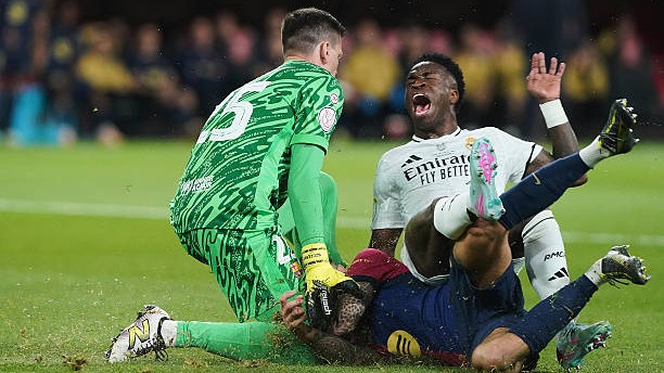 مردود شدن پنالتی برای رئال مادرید به دلیل آفساید وینیسیوس