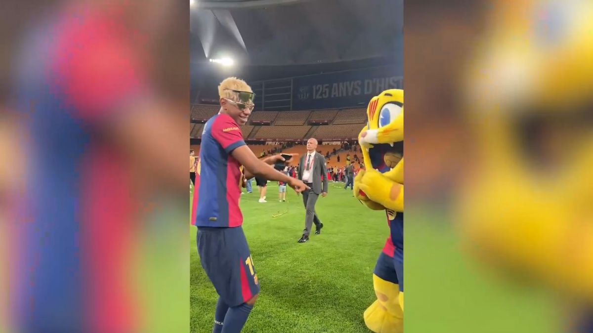 حرکات موزون لامین یامال با عروسک بارسلونا بعد از قهرمانی در کوپا دل‌ ری