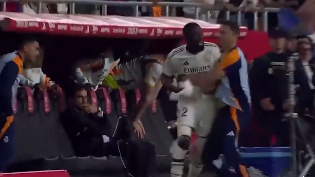 محرومیت 4 تا 12 جلسه‌ای آنتونیو رودیگر بدلیل پرتاب یخ به سمت داور