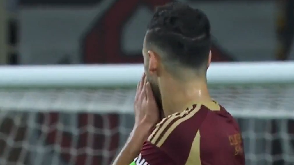 شوت از راه دور احمد نوراللهی مقابل شباب الاهلی تبدیل به گل نشد