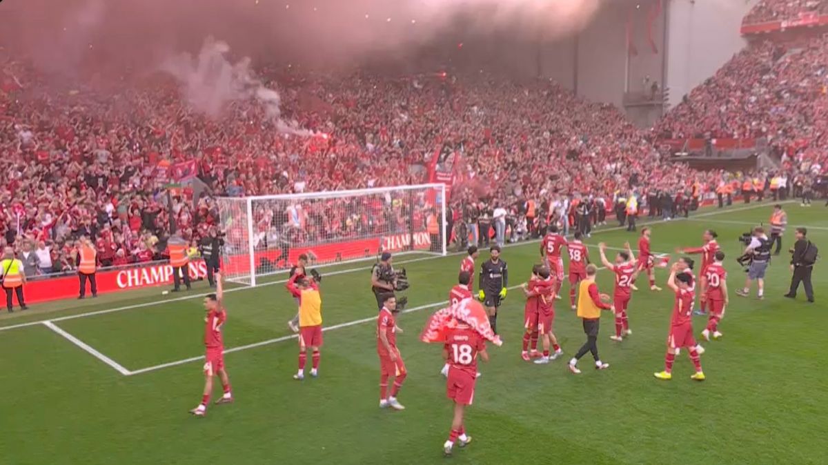 سوت پایان بازی با تاتنهام و قهرمانی لیورپول در لیگ برتر انگلیس