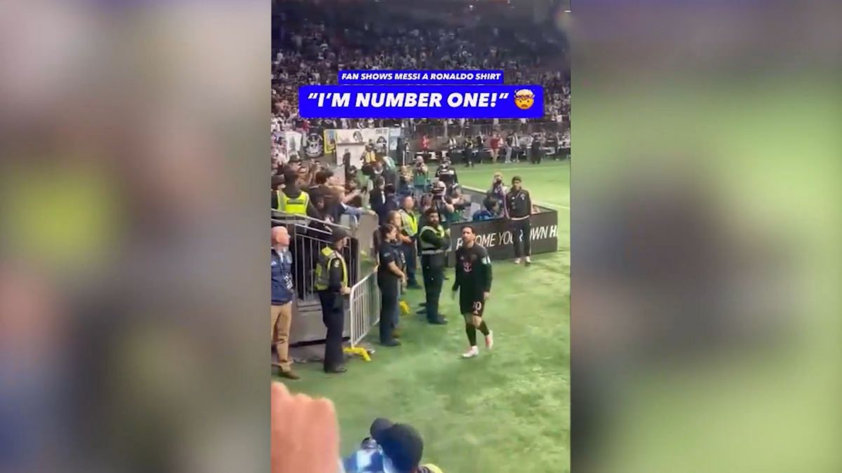 پاسخ مسی به کری‌خوانی هواداری با پیراهن رونالدو: من شماره یک هستم!