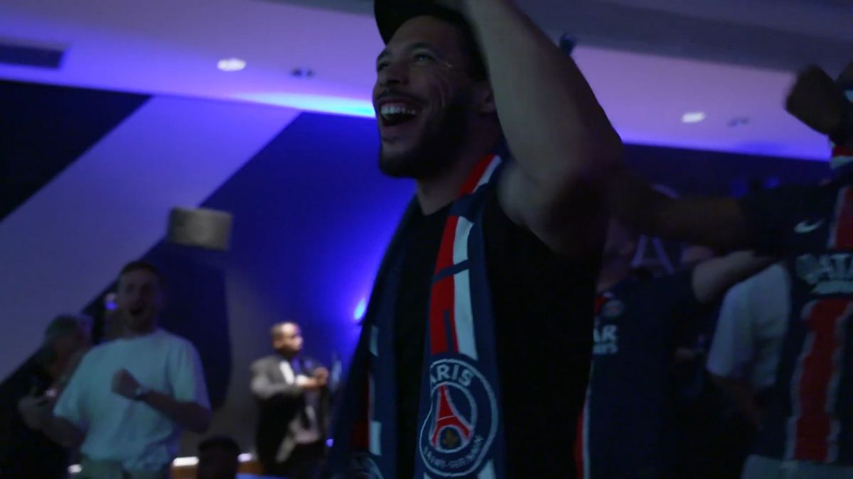 شادی هواداران پی اس جی پس از گل دمبله به آرسنال در شهر پاریس