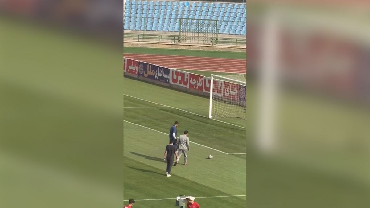 گرم کردن مدیرعامل شهرراز شیراز پیش از بازی با پیکان در لیگ یک