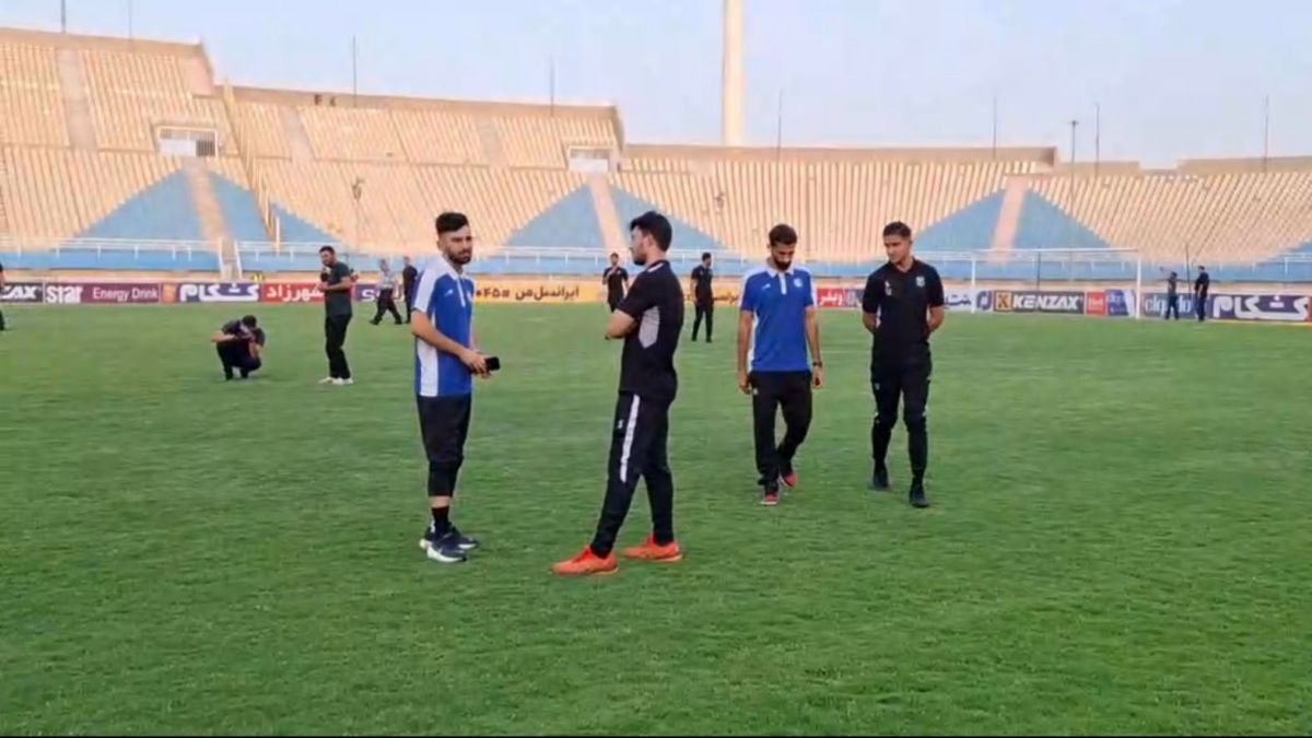 بررسی زمین توسط بازیکنان دو تیم استقلال خوزستان و خیبر