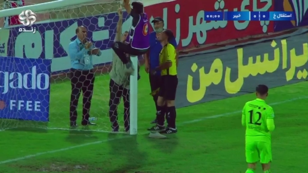 لحظات فان از ترمیم تور دروازه پیش از بازی استقلال خوزستان و خیبر