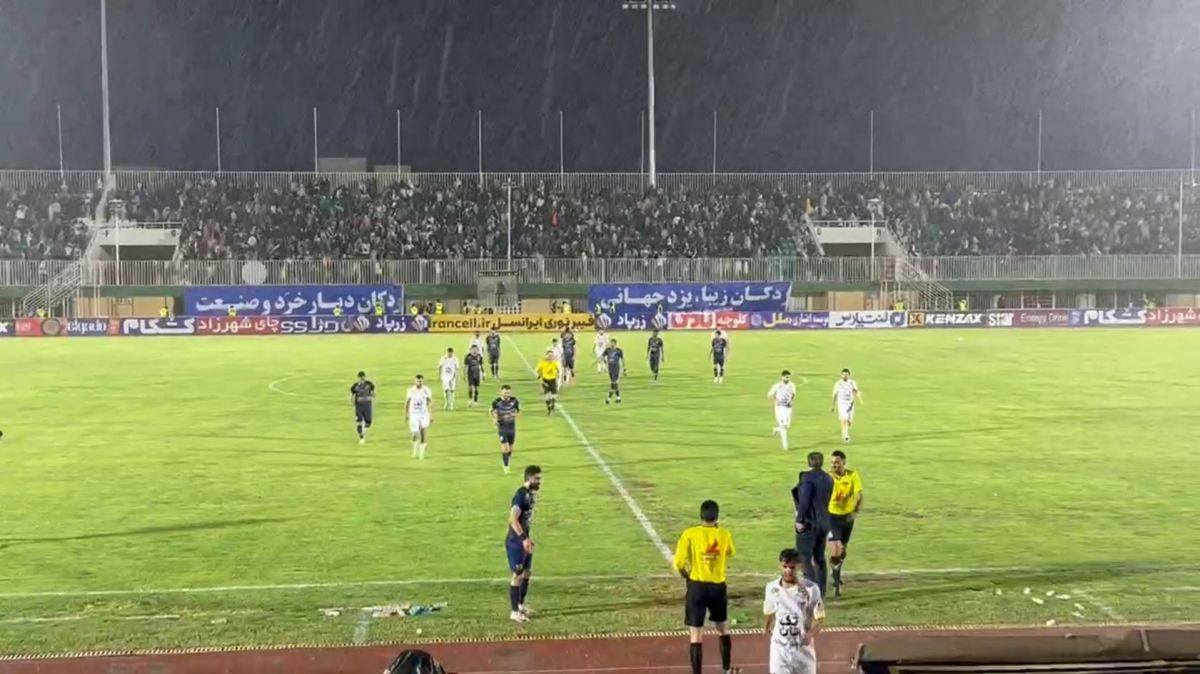 شدت بارش باران که برای لحظاتی بازی چادرملو - فولاد را متوقف کرد