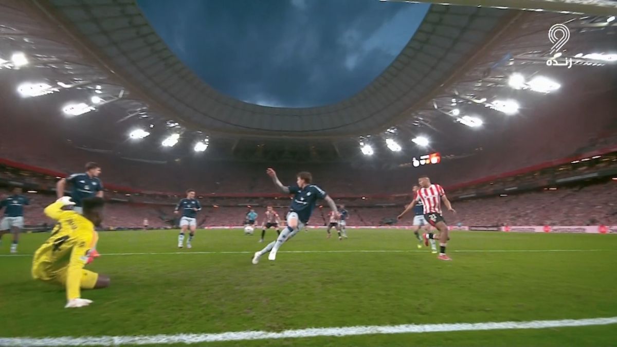 نجات دروازه منچستر توسط لیندلوف از روی خط