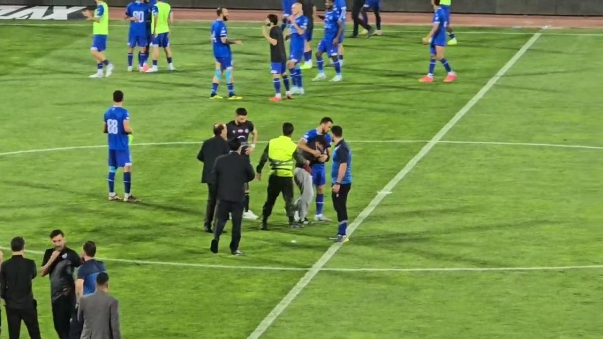 جیمی جامپ استقلالی با ورود به زمین پیراهن ابوالفضل جلالی را دریافت کرد