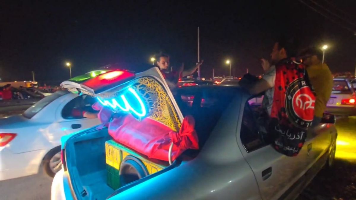 حرکات موزون هواداران تراکتور در پارکینگ ورزشگاه سردار آزادگان