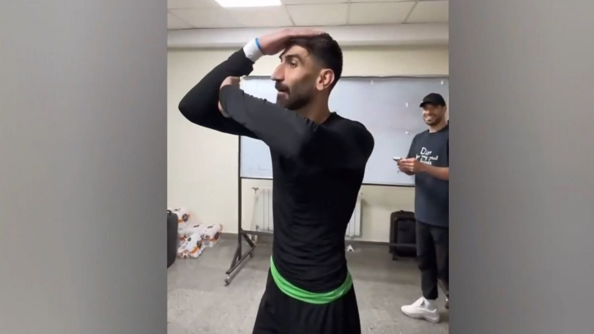 حرکات موزون علیرضا بیرانوند در رختکن تراکتور پس از قهرمانی در لیگ برتر