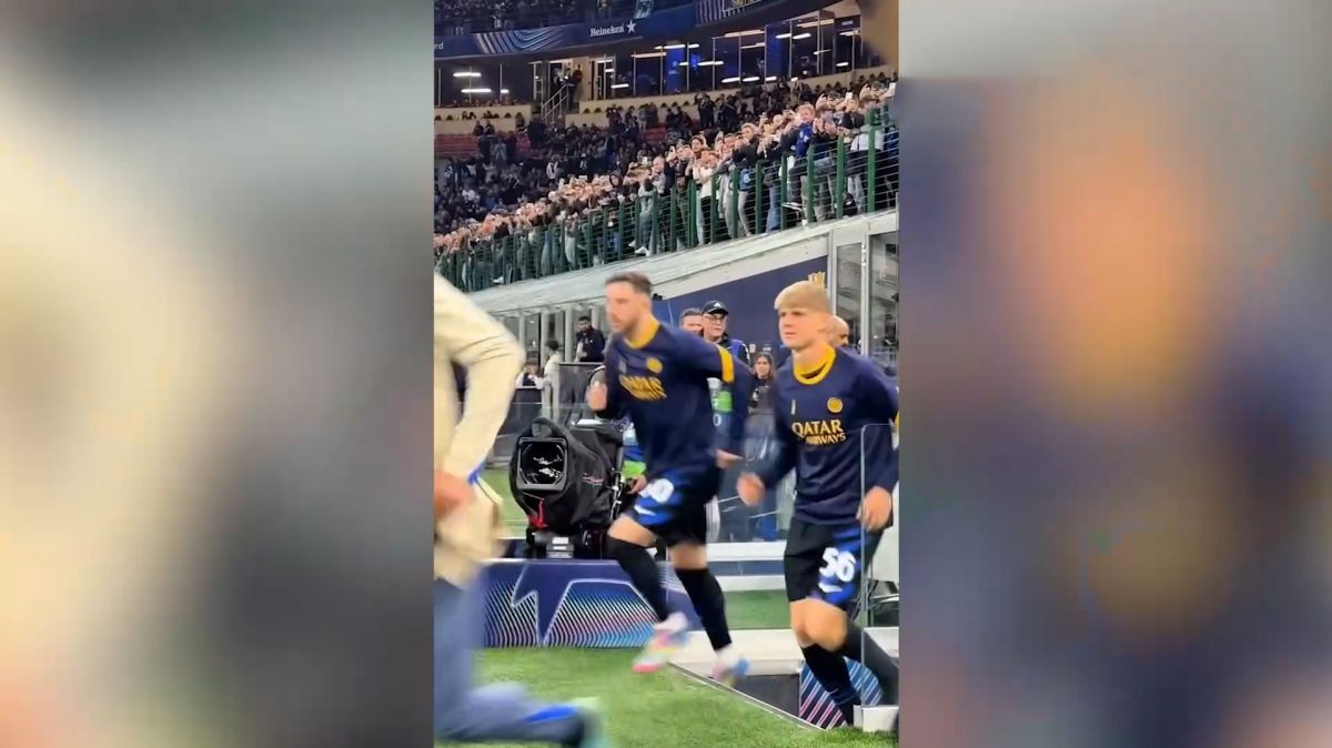 ورود بازیکنان اینتر به زمین بازی مقابل بارسلونا