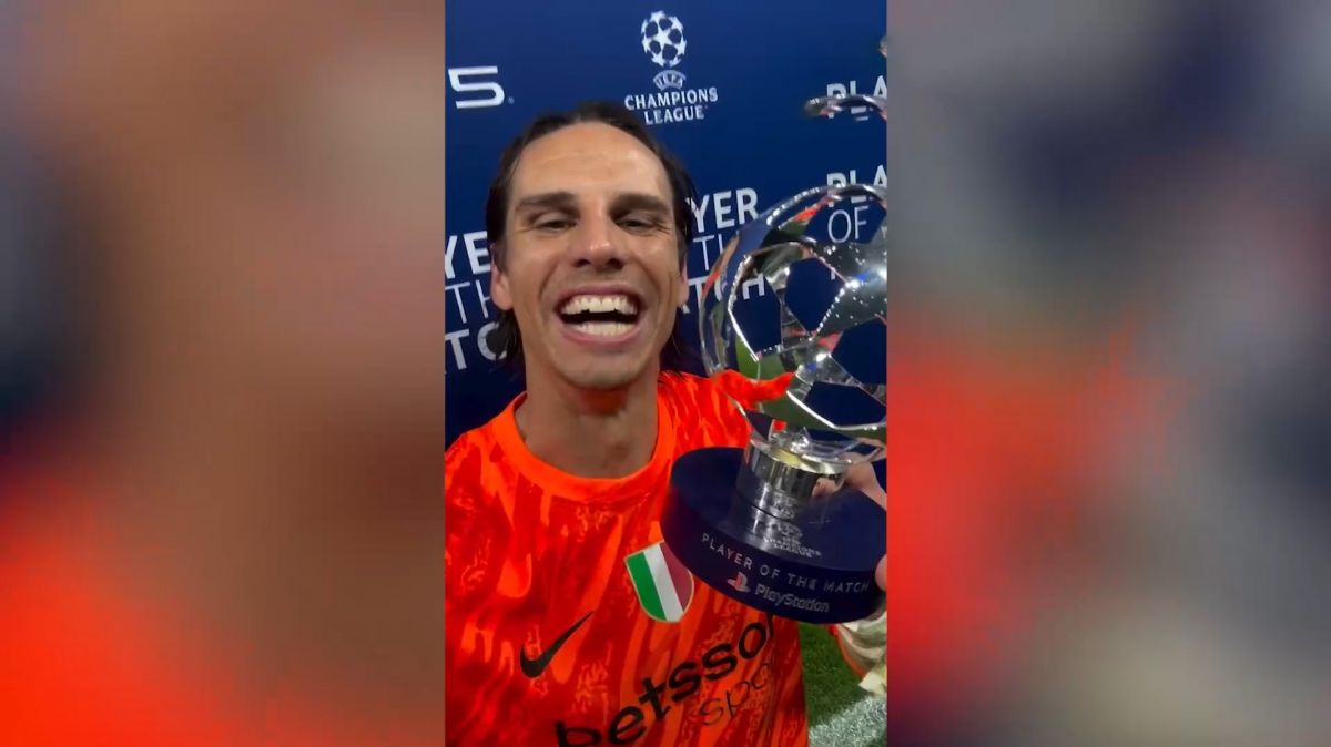 خوشحالی یان زومر بعد از دریافت جایزه برترین بازیکن زمین