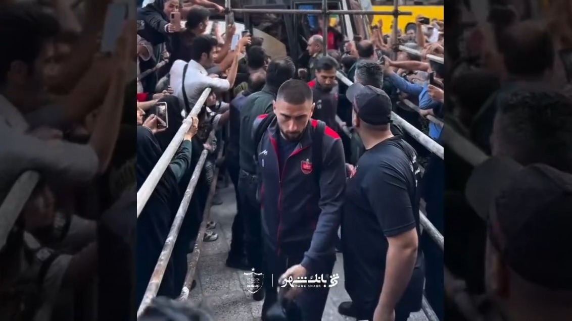 ورود کاروان پرسپولیس به هتل در میان استقبال هواداران خرم آبادی