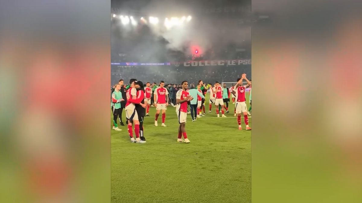 تشویق بازیکنان آرسنال توسط هواداران این تیم بعد از ناکامی در صعود به فینال