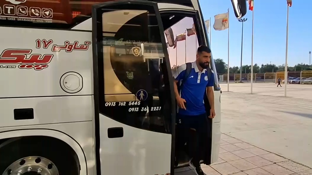 ورود بازیکنان فولاد و استقلال خوزستان به ورزشگاه و بازدید از چمن