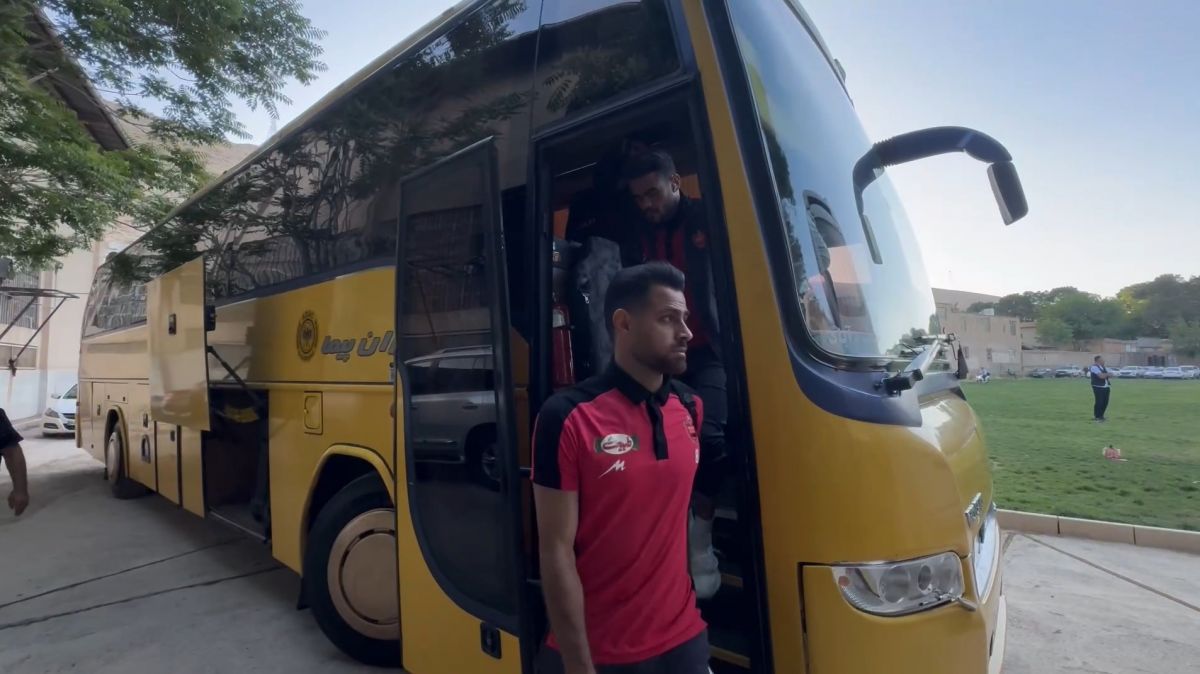 حواشی ورود بازیکنان پرسپولیس به ورزشگاه تختی خرم آباد و بازدید از چمن