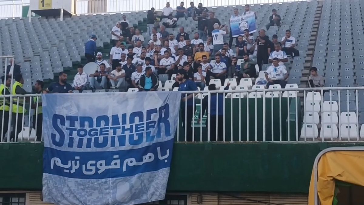 حضور هواداران ملوان در ورزشگاه امام خمینی (ره) اراک