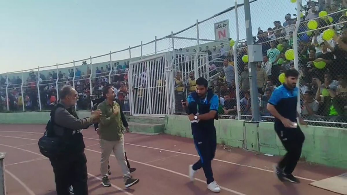 تشویق مسعود عبدی مالک خیبر توسط هواداران این تیم