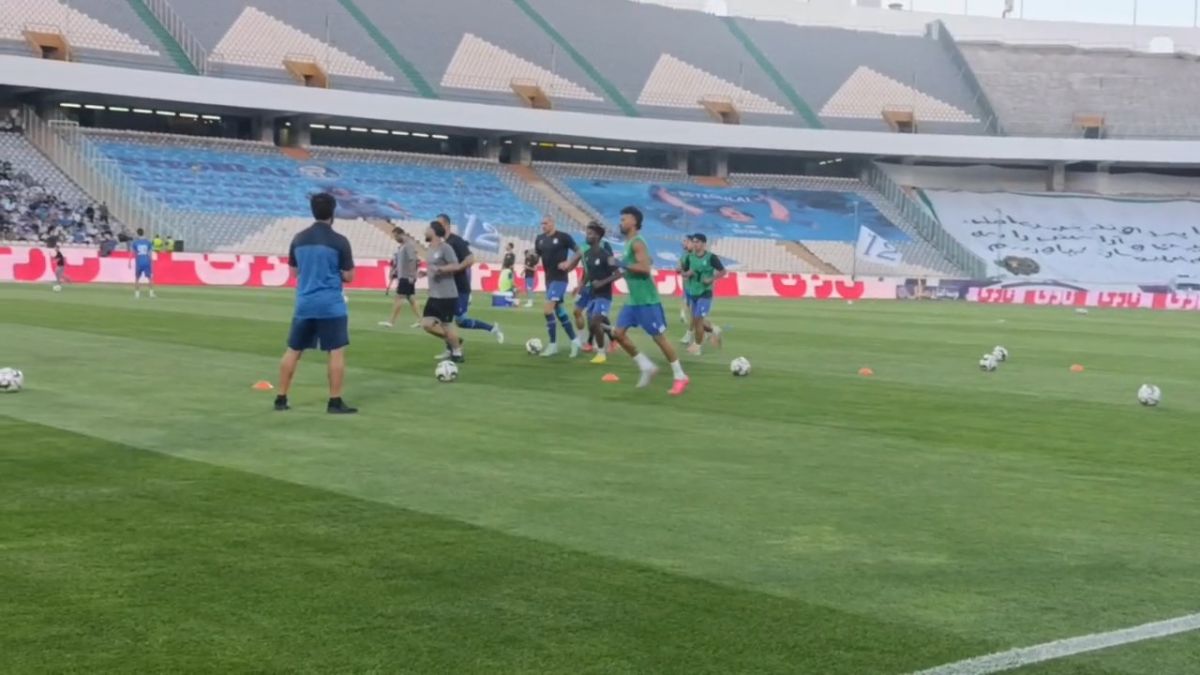 گرم کردن بازیکنان استقلال و چادرملو قبل از آغاز بازی