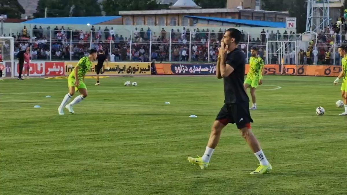 گرم کردن بازیکنان خیبر و پرسپولیس قبل از آغاز بازی