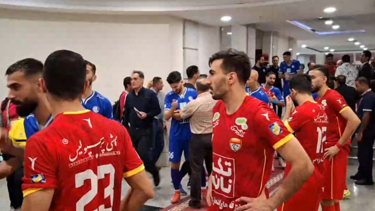 مراسم قبل از شروع بازی فولاد و استقلال خوزستان