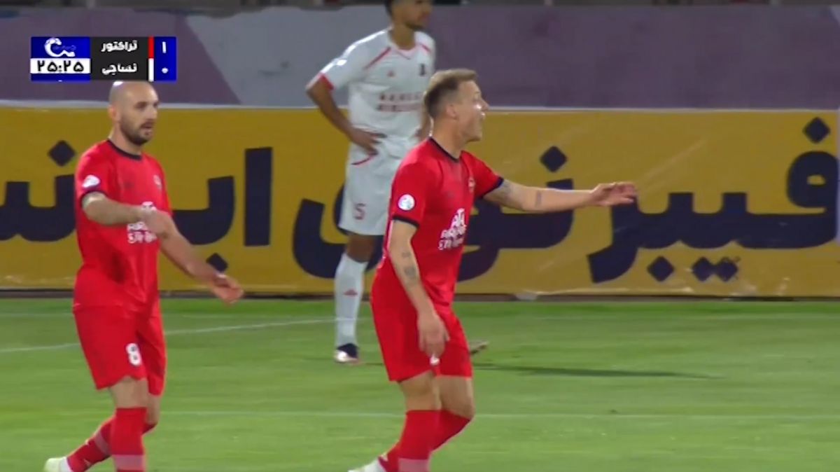 گل مردود تراکتور بدلیل آفساید در مقابل نساجی