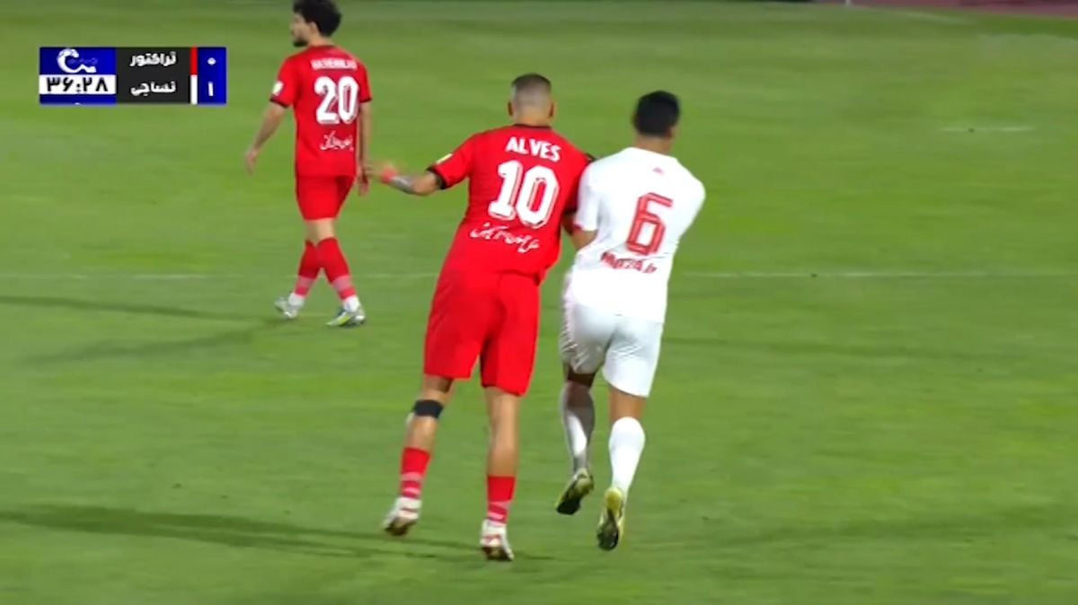 درگیری بین بازیکنان نساجی و تراکتور بعد از گل اول نساجی