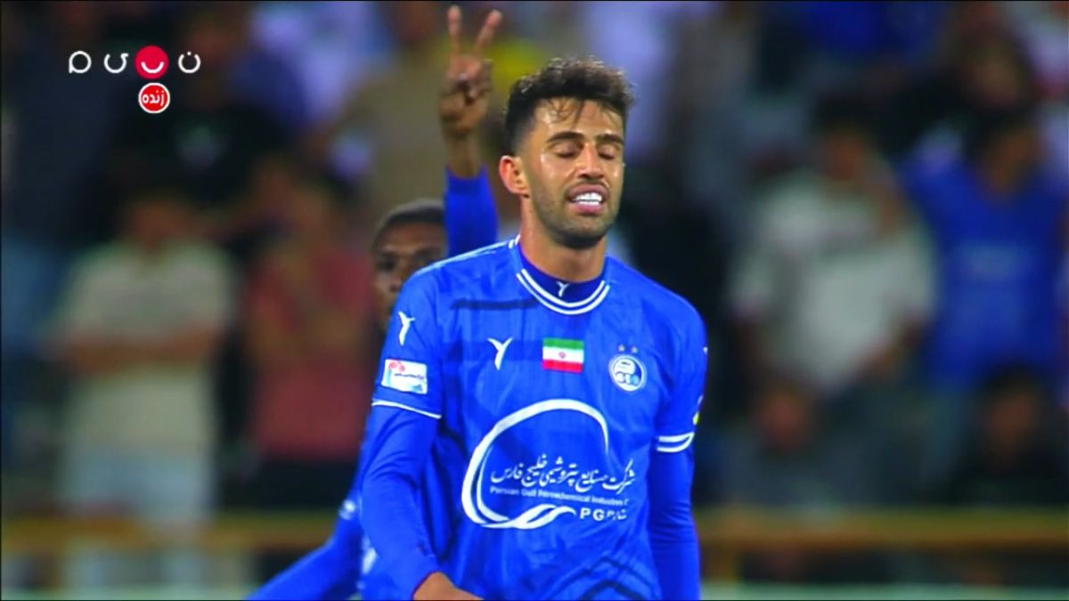 شوت خطرناک آرش رضاوند از کنار دروازه به بیرون رفت