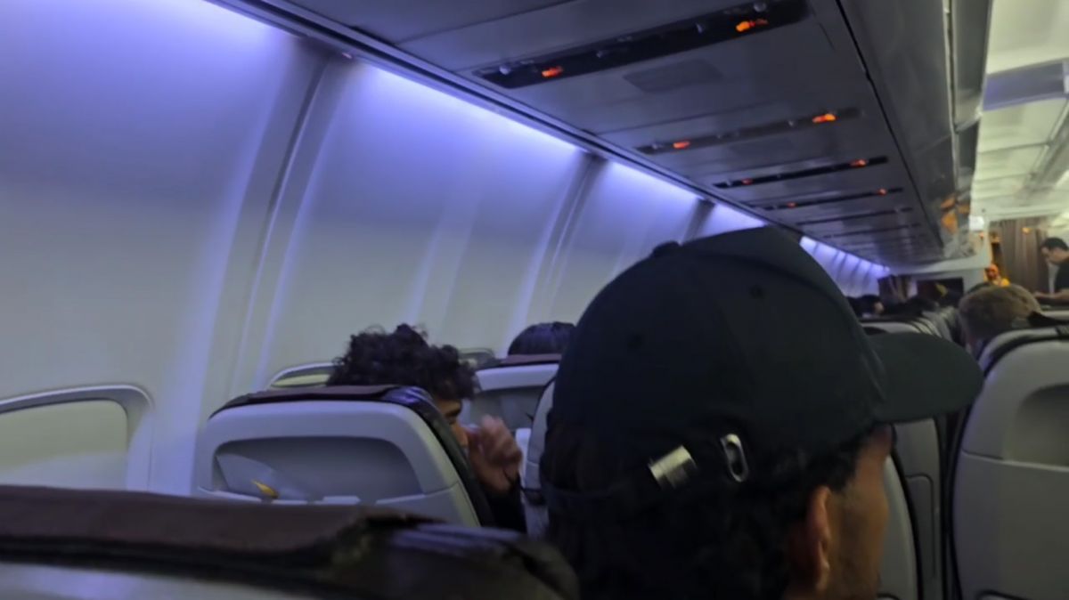 تماس واتساپی مالک نساجی از کابین خلبان پرواز تبریز - تهران با کاروان نساجی!