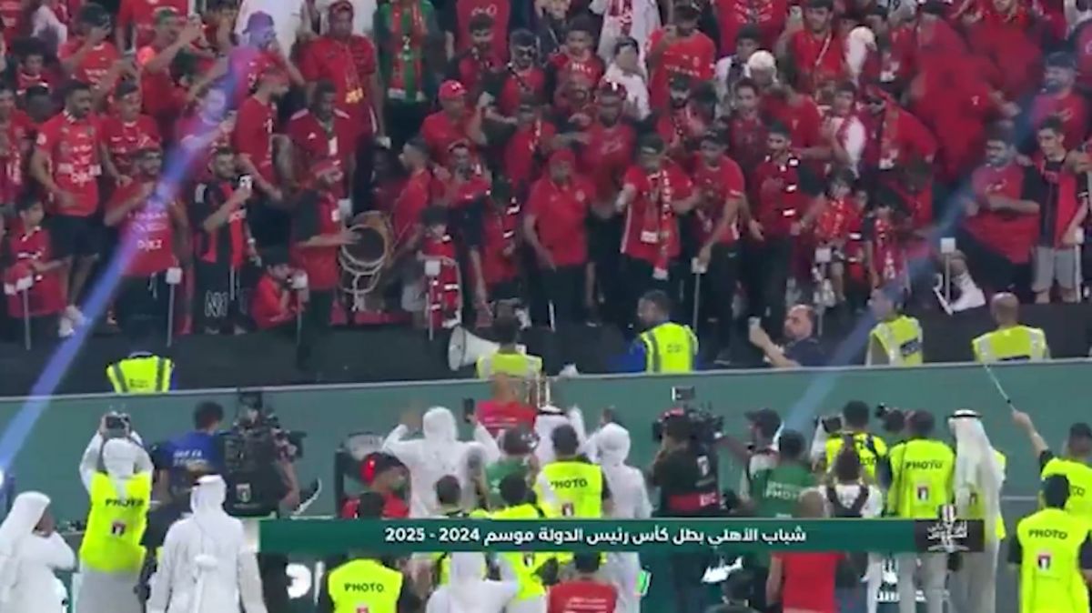 حرکت جالب باشگاه شباب الاهلی در جشن قهرمانی با بالا بردن کاپ قهرمانی به همراه هواداران